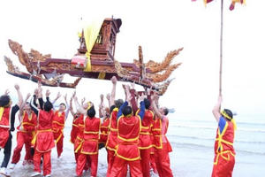 Độc lạ màn "rước kiệu bay" của trai làng biển tại Lễ hội đền Cờn