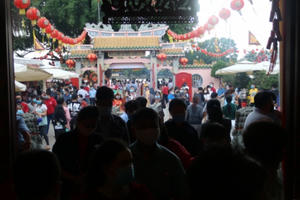 Hàng chục ngàn người đổ về Chùa Ông cầu bình an ngày đầu năm mới