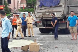 Hà Nội: Va chạm với xe tải chở cát, người phụ nữ tử vong tại chỗ
