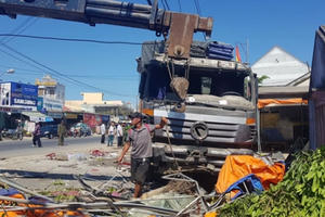 Xe tải lao vào quán nước mía, nhiều người bị thương