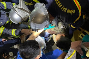 Hà Nội: Giải cứu 1 người trong vụ sập giàn giáo lúc nửa đêm