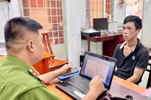 Trên đường công tác về, cán bộ CSGT An Giang cùng người dân tóm gọn đối tượng trộm xe mô tô