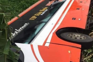 Phú Thọ: Xe khách mất lái lao xuống ruộng, lật ngửa, nhiều người may mắn thoát nạn