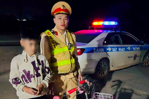 CSGT Hà Nội kịp thời cứu giúp bé trai 12 tuổi đạp xe lạc 15km giữa đêm