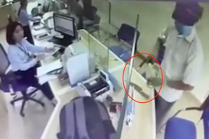 Truy bắt người đàn ông bịt mặt, dùng dao bầu cướp ngân hàng