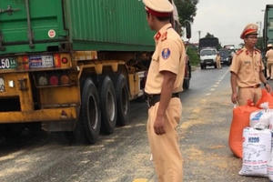 Quảng Ninh: CSGT hỗ trợ xe tải bị đổ hàng tấn ngô xuống đường