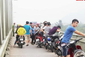 Sau 1 giờ trục vớt đã tìm thấy thi thể nạn nhân nữ nhảy cầu Bến Thủy Sau 1 giờ trục vớt đã tìm thấy thi thể nạn nhân nữ nhảy cầu Bến Thủy