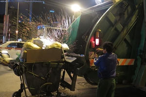 Sau tết, công nhân môi trường "còng lưng" dọn rác
