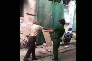 Video: Cụ ông cầm mũ cối đánh chảy máu đầu cán bộ Công an khi bị nhắc nhở đeo khẩu trang
