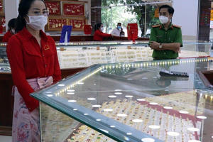 Bình Phước: Khởi tố nữ nhân viên trộm 2.380 nhẫn vàng