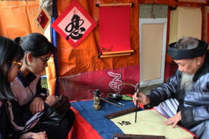 Tấp nập xin chữ ở phố ông đồ