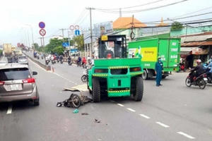 TP HCM: Xe nâng kéo lê xe máy, người đàn ông tử vong tại chỗ