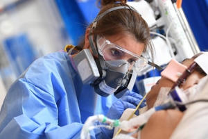 Hơn 57.000 ca mắc Covid-19 trong ngày, Anh quay cuồng đối phó biến thể mới