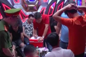 Hà Nam: Bắt quả tang 10 nam, nữ bay lắc trong quán karaoke khai nhận sử dụng ma tuý tổng hợp
