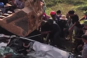 Clip: Cận cảnh cuộc giải cứu chàng trai may mắn thoát chết trong vụ thùng xe tải đè lên xe con làm 3 người tử vong