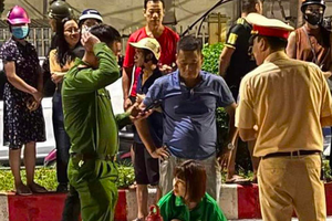 Tạm giữ đối tượng thông chốt, đâm cán bộ CSGT trọng thương