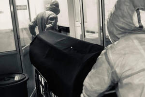 Xót xa lá thư viết trên bìa carton của em trai BN996