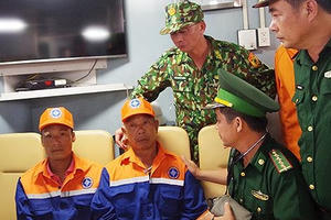 Những nạn nhân đầu tiên vụ chìm tàu trên biển được đưa về đất liền
