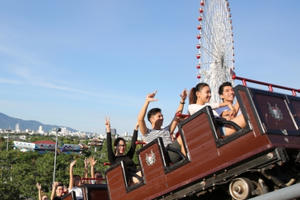 Trải nghiệm tàu lượn dạng treo cực đỉnh tại Asia Park