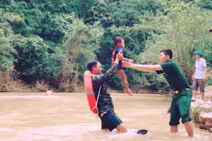 Điện Biên: Bộ đội biên phòng kiệu trẻ em băng suối sâu đến trường