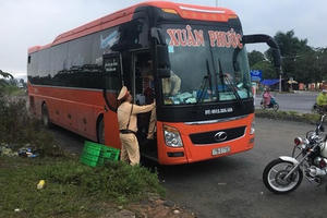 Tài xế chở hơn 50 khách từ Nam về Bắc ăn Tết "sặc" mùi cồn