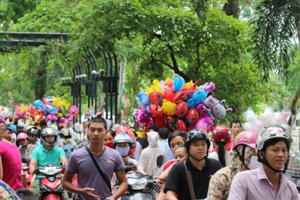 Hà Nội: Công viên Thủ Lệ "thất thủ" trước lượng khách đổ về quá lớn