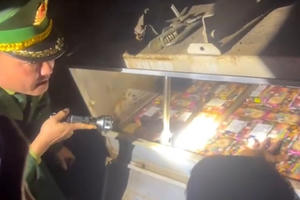 Chế thùng trên xe đầu kéo, vận chuyển 60 kg pháo nổ vượt biên