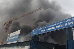 Toàn cảnh vụ cháy lớn ở Phạm Hùng