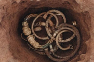 Đang cày ruộng, nông dân bỗng phát hiện kho báu hiếm có đầy vàng