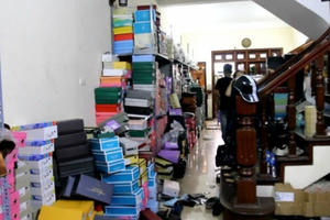 Hà Nội: Bắt giữ số lượng lớn giày dép, túi xách không rõ nguồn gốc