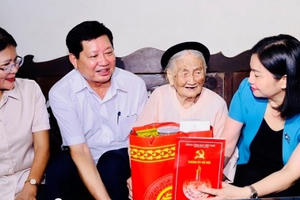 Gần 553 tỷ đồng tặng quà các đối tượng chính sách ở Hà Nội