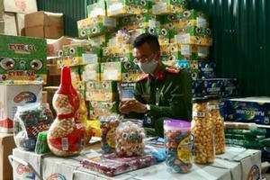 Thu giữ hàng chục tấn bánh kẹo không rõ nguồn gốc trước mùa Trung thu