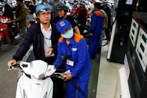 Giá dầu tăng, xăng E5 giữ nguyên giá