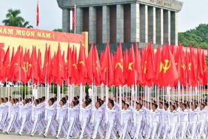Vững bước dưới ngọn cờ vẻ vang của Đảng