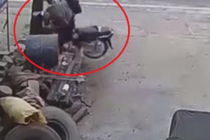 [Clip]: "Lạnh người" cảnh 2 học sinh đi xe máy tốc độ cao tông thẳng vào gốc cây