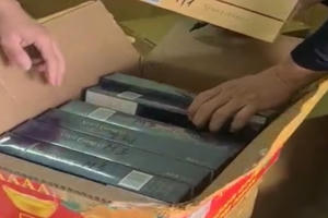 Bắt quả tang đối tượng mua thuốc lá không rõ nguồn gốc về bán kiếm lời trong dịp tết Nguyên đán