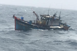 Cứu nạn các thuyền viên gặp tai nạn lao động trước khi tàu cá bị chìm