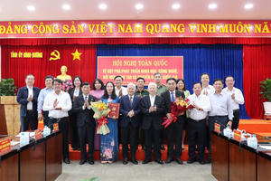 Trao quyết định của Ban Bí thư chuẩn y chức vụ Phó Bí thư tỉnh Bình Dương