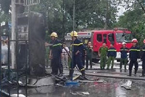 Hà Nội: Cây xăng bốc cháy dữ dội, nhiều người dân hoảng loạn