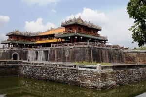 “Sống treo” trên di sản thế giới “Sống treo” trên di sản thế giới