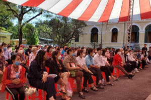 Hàng trăm người dân theo dõi phiên xét xử vụ án bé 8 tuổi bị bạo hành