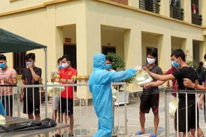 Bộ đội nấu cháo cho trẻ em trong khu cách ly ở Nghệ An