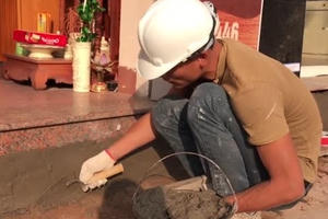 Thợ xây ở Hà Nội 'chạy sô' để vá vỉa hè