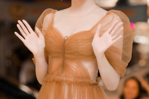 Á hậu Huyền My gây chú ý khi mặc váy xuyên thấu, đeo nhẫn hơn 1 tỷ đồng