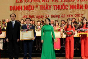 Trao tặng danh hiệu Thầy thuốc Nhân dân cho 134 thầy thuốc