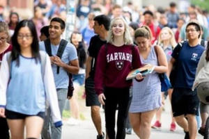 Vì sao quy định du học sinh tại Mỹ bị trục xuất nếu trường chỉ dạy online bị dư luận chỉ trích?