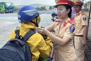 Cảnh sát Giao thông tiếp sức cho người dân về quê ăn Tết an toàn