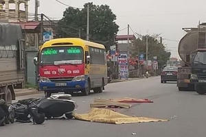 Hưng Yên: Va chạm với ô tô, nam thanh niên bị xe bồn cán tử vong