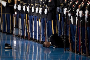 Lính Mỹ ngất xỉu trong lễ từ biệt của Obama