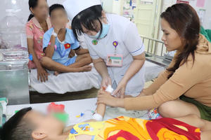 TP HCM: Khâu nối vi phẫu ngón tay cho bệnh nhi bị tai nạn khi dùng dao bổ mít